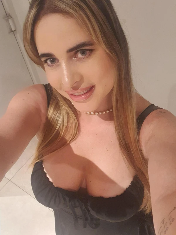 Scarlett lins