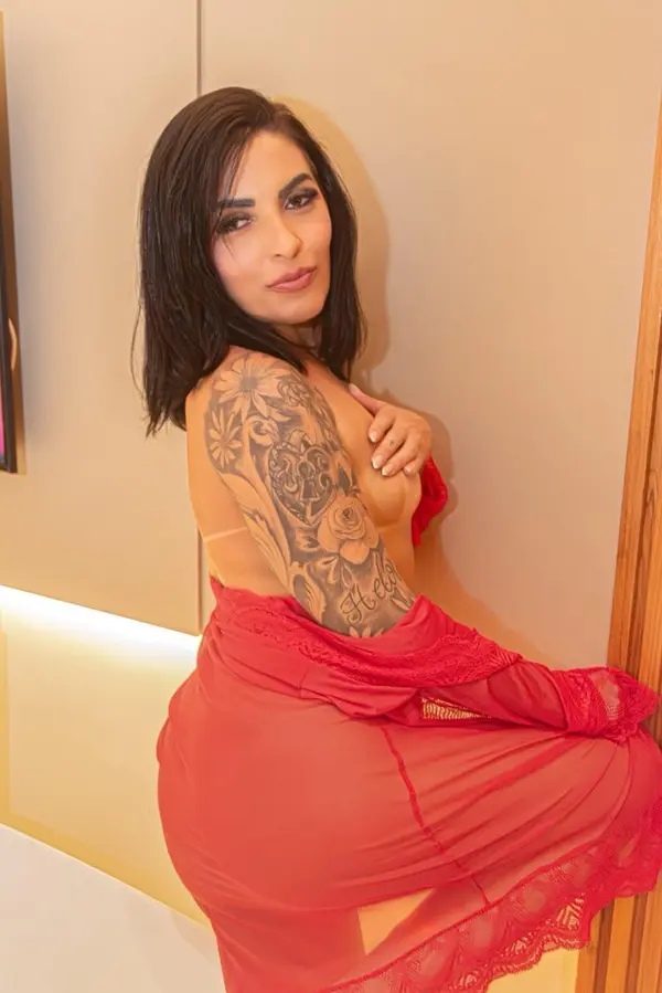 Daniella rin